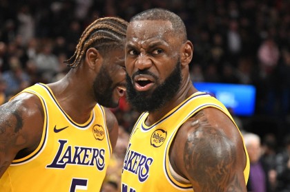 大众娱乐彩票app下载-夸梅：艾顿突然不会打球了 詹姆斯不给他球&amp;被人随便过让艾顿补防